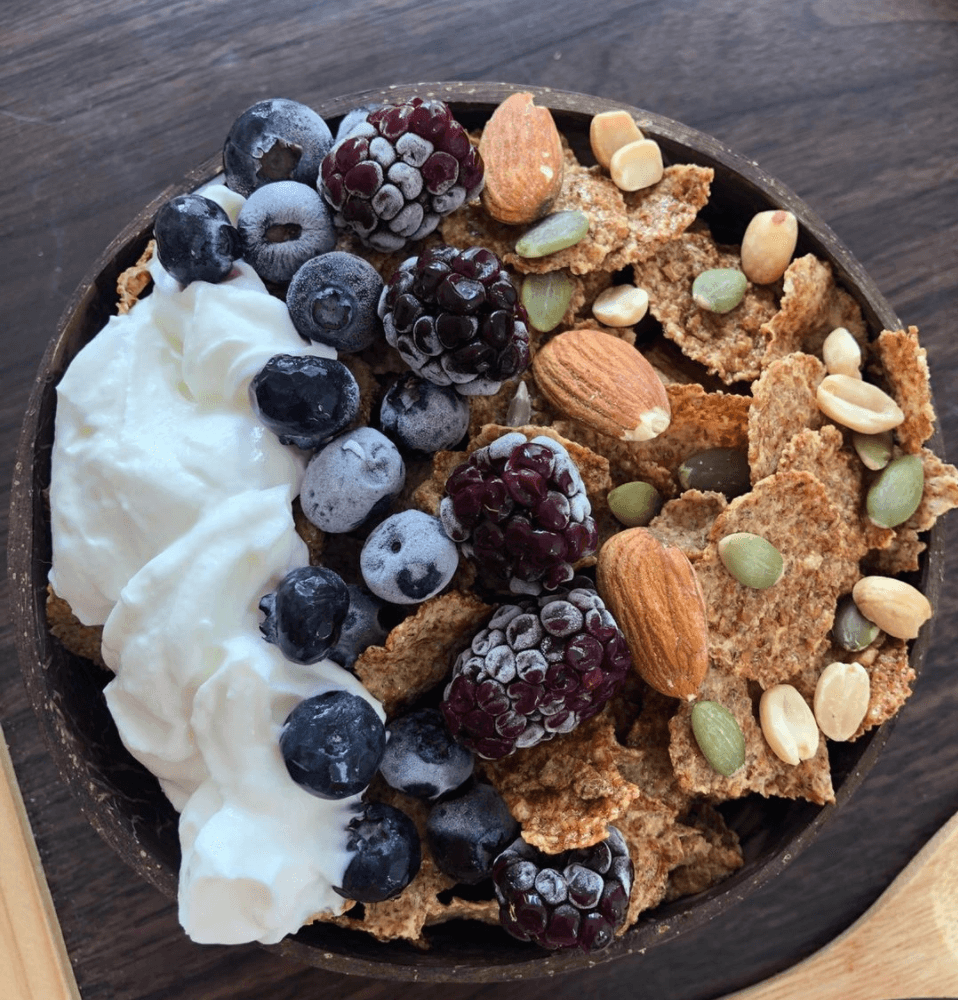 ¡Bowl con yogurt🍦, cereal y fruta🍓!⁠ - Come Verde